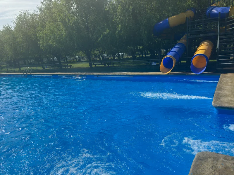 Salidas de los toboganes amarillos y azules junto a la piscina del sector 2